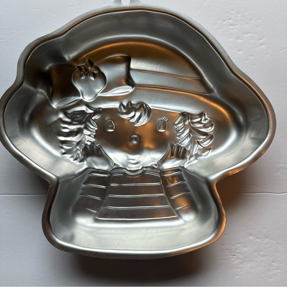 Wilton Vintage Strawberry Shortcake Character Cake Pan 2003 Approx 12”x11”x2” - Picture 4 of 6